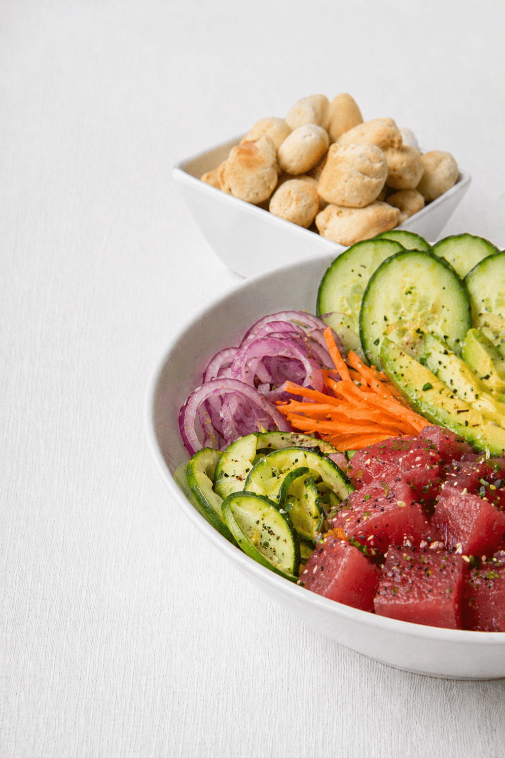 Poke con tonno fresco e crostini low-carb - Linea Bella Vita